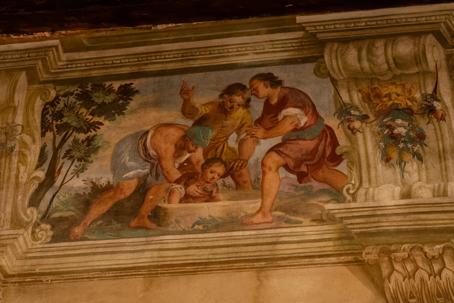 Dettaglio di un affresco figurativo all’interno della villa