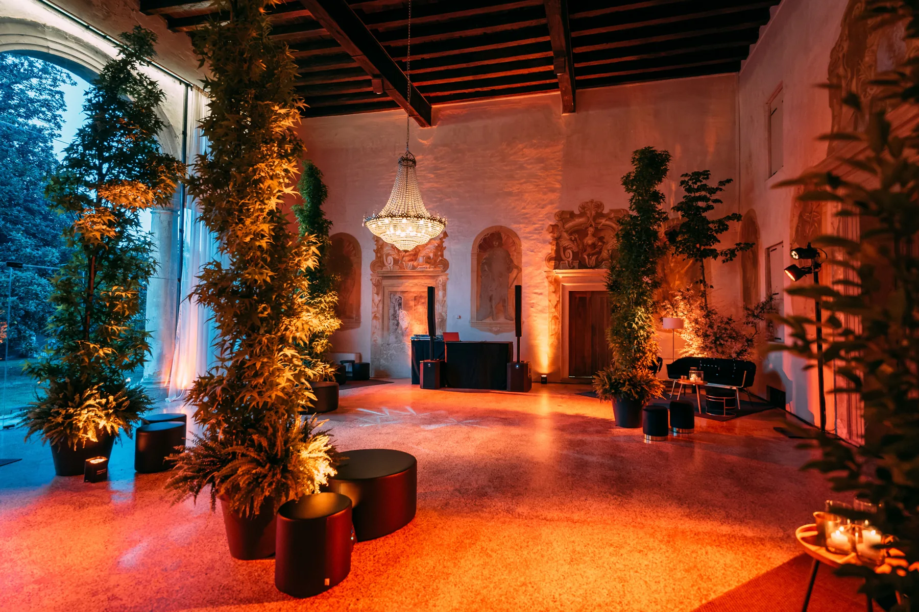 Sala della villa con un allestimento floreale e illuminazione calda