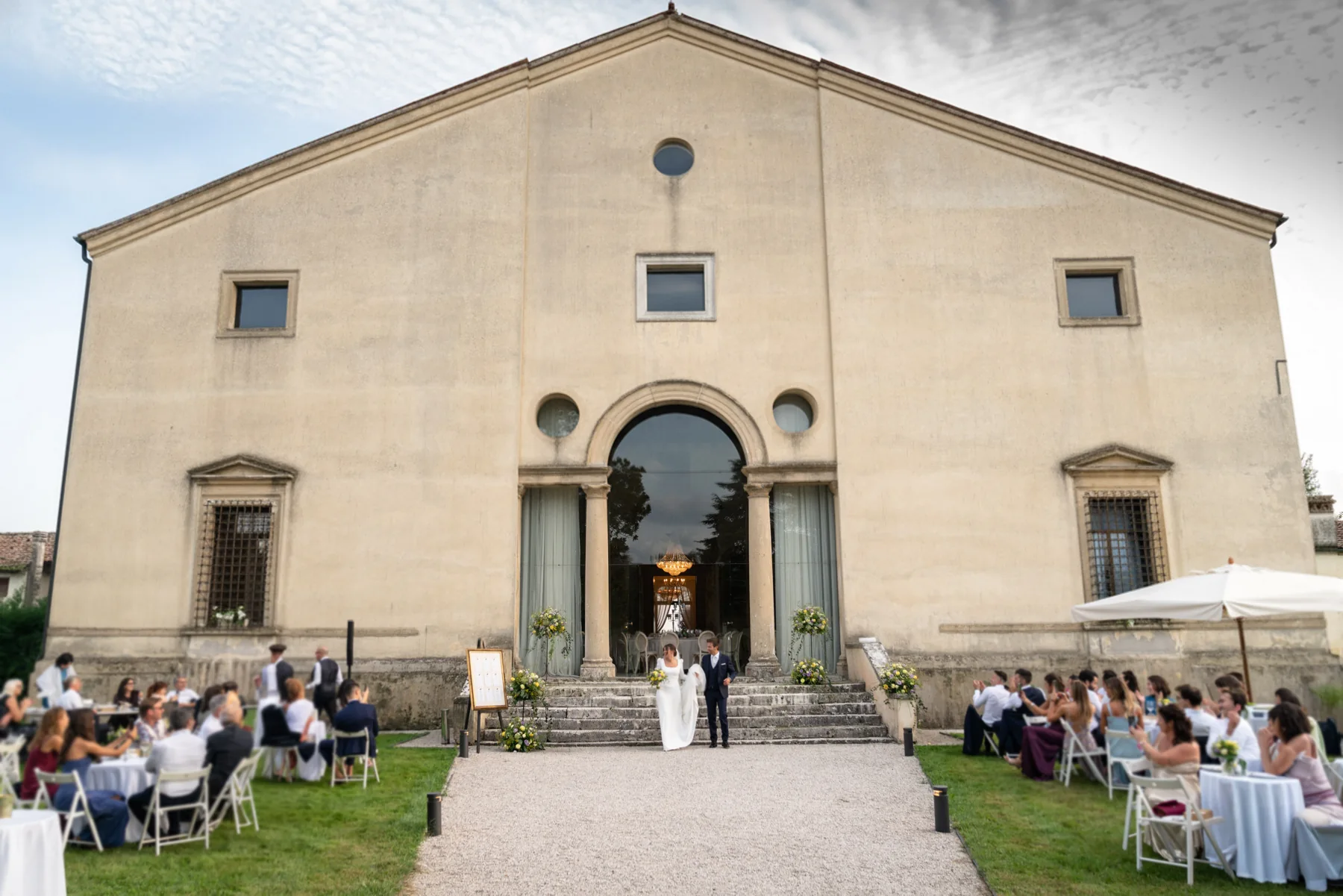 Facciata di Villa Valmarana Bressan con sedute disposte nel giardino