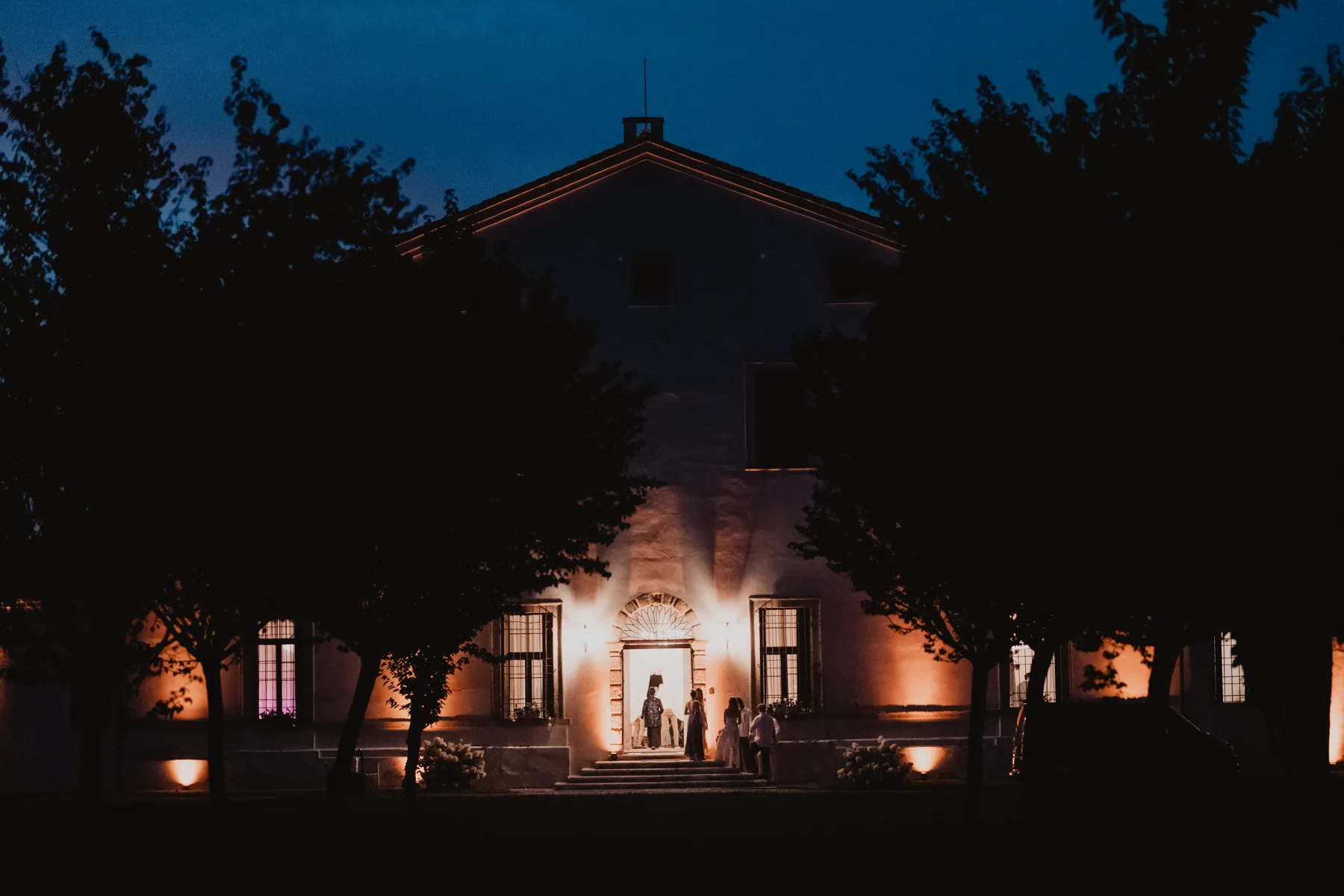 Facciata di Villa Valmarana Bressan illuminata al crepuscolo