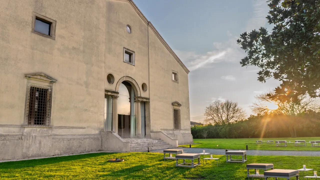 Facciata della villa vista dal giardino