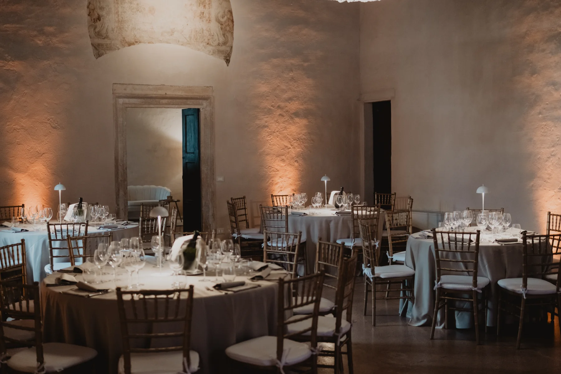Sala della villa illuminata per un evento serale