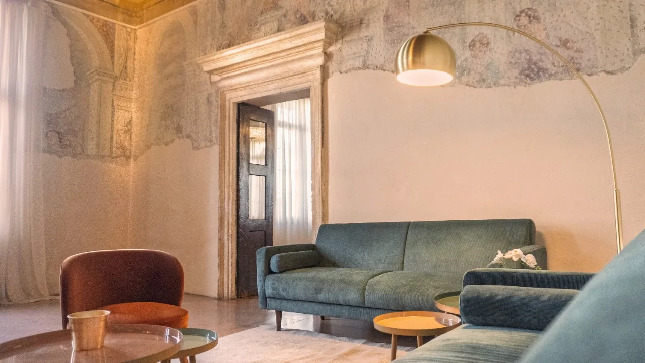 Salotto con pareti affrescate nella villa