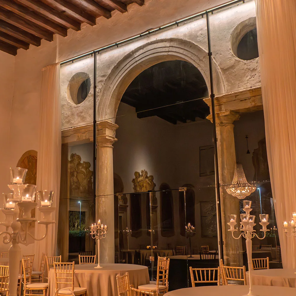 La serliana palladiana illuminata per un evento